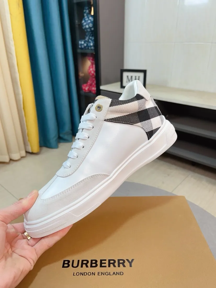 Ex-factory price 420🌹🌹"burberry" Burberry high-top original brand imported from Italy, selected cowhide with electric embroidered logo➕Genuine leather lining, breathable and comfortable (refuses to discolor and grind feet) Sole: non-slip rubber outsole, original quality, super comfortable Korean style shoes🏃 Men's shoe size: 38-44,
